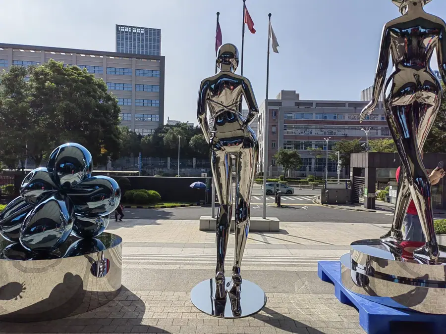 Sculpture artist. Create exquisite stainless steel to suit your unique taste. High-end customization, quality and service coexist.