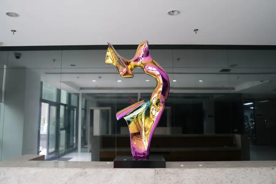 Commitment to specialize in the production of high quality stainless steel sculptures