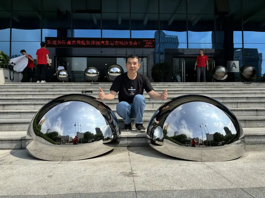 The use of hemispherical sculpture in decorative space