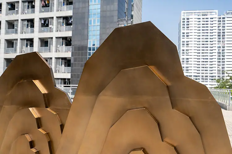 Stainless steel garden sculpture. Customized exquisite stainless steel sculptures, quality assurance, create unique artistic beauty for you, focus on details, let art and quality coexist.