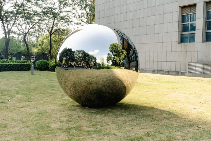 Garden decorative spheres: brighten up your outdoor space