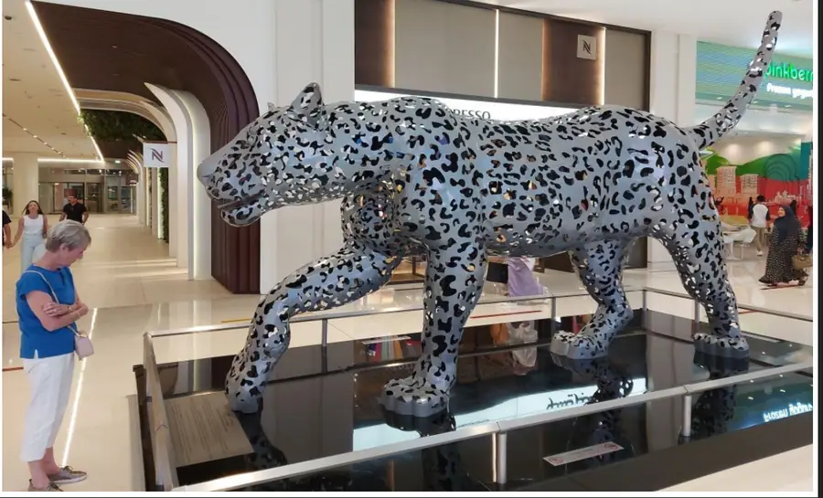 Dubai Global Mall makes stunning debut! 9-meter long stainless steel cheetah sculpture sets off international craze