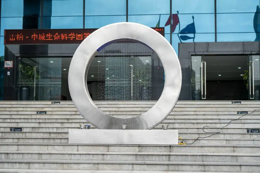 Outdoor circular water spray sculpture