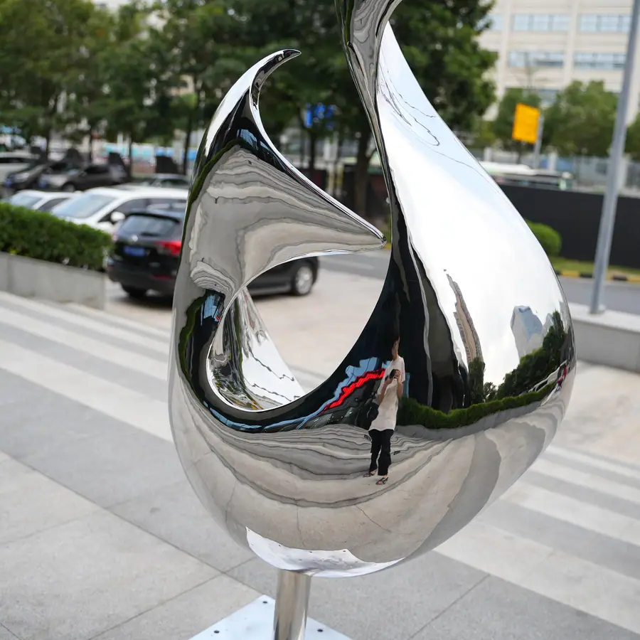 Mirror Stainless Steel Sculpture