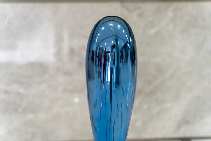 Stainless steel sculpture art decoration. Create unique high-end stainless steel sculptures. The quality is exquisite and the service is unparalleled, letting art give the space its unique charm.