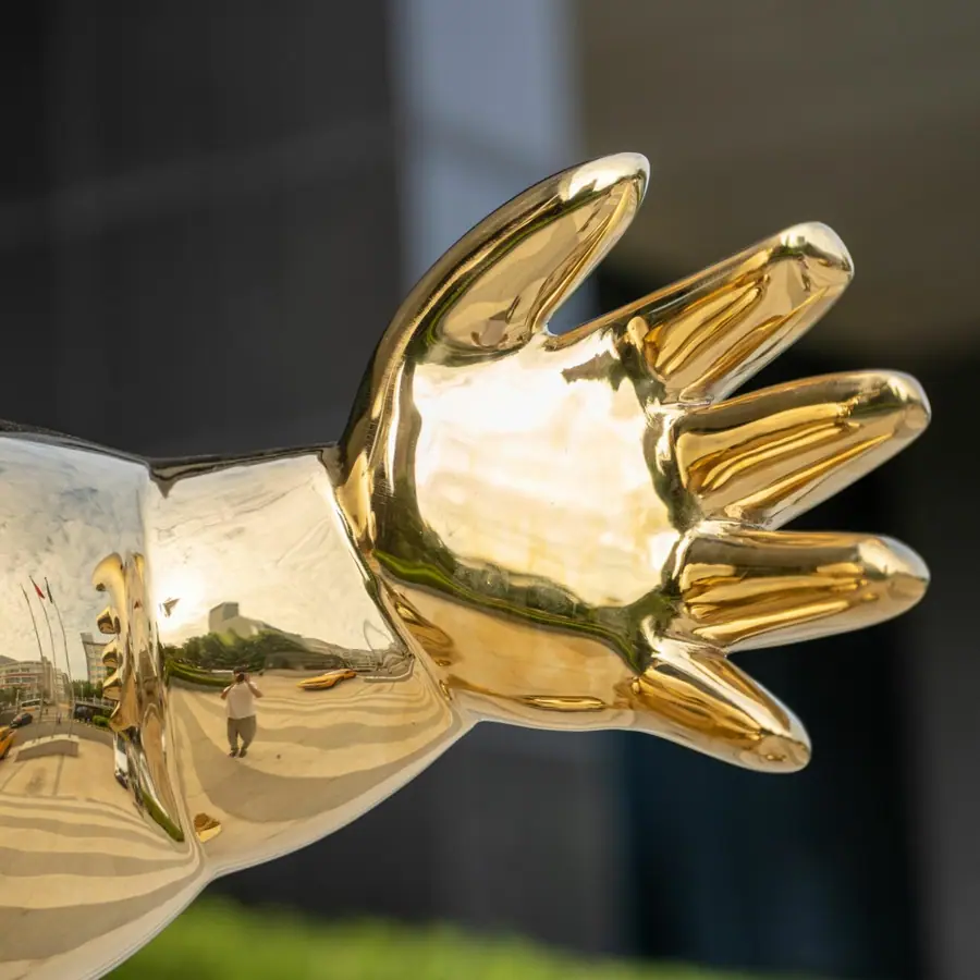 Stainless steel outdoor sculpture. Original products, high-end customization. Exquisite quality and meticulous service. Your dream, our creation.