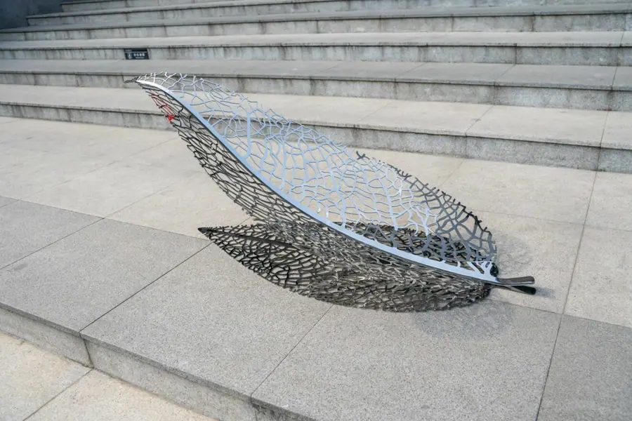 Stainless steel leaf sculpture. Explore unlimited creative possibilities, we are a professional stainless steel sculpture customization factory. Creating unique, personalized sculptural art is our specialty. From concept to reality, we use skilled craftsmanship and exquisite craftsmanship to infuse inspiration and beauty into your space.
