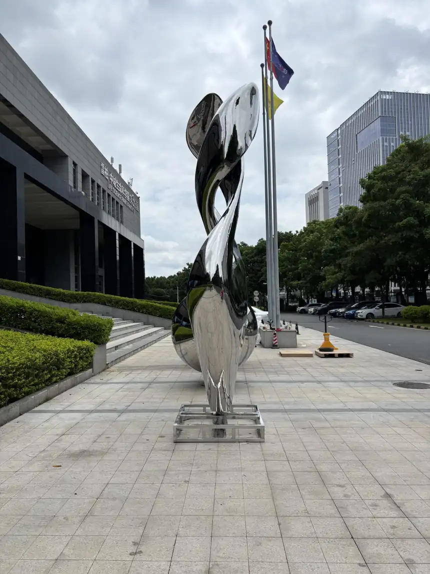 Mirror Polished Stainless Steel Sculpture
