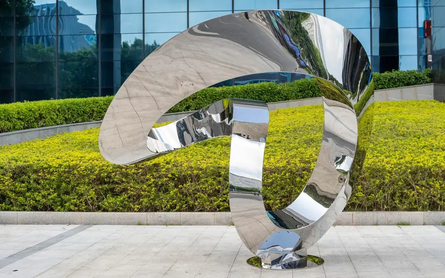 Stainless steel sculpture art. Customized exquisite stainless steel sculptures, quality assurance, create unique artistic beauty for you, focus on details, let art and quality coexist.