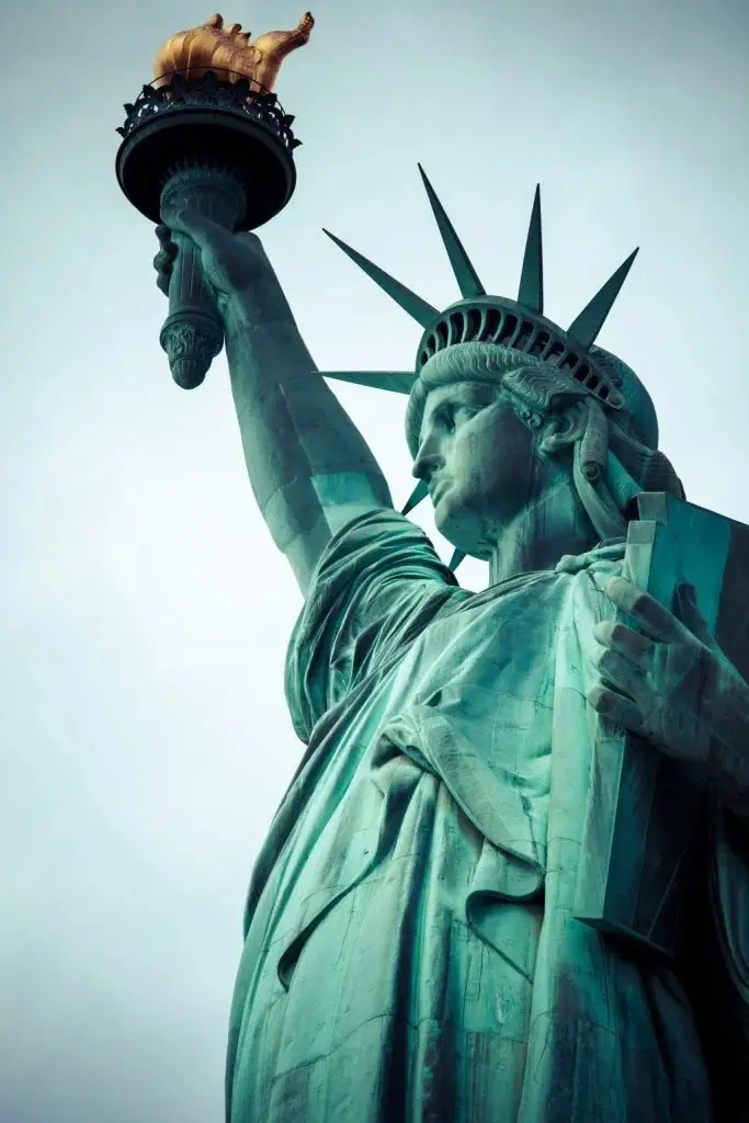 Stainless steel outdoor memorial sculpture: the fusion of history and modernity
