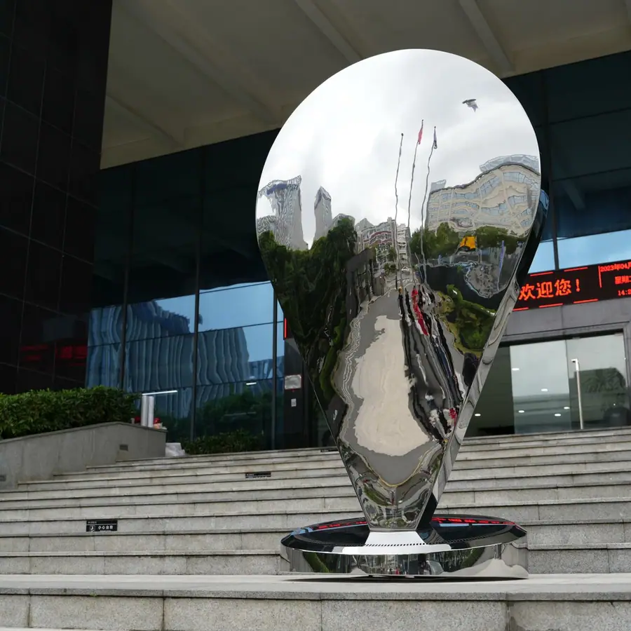 Abstract stainless steel sculpture. Customized exquisite stainless steel sculptures, quality assurance, create unique artistic beauty for you, focus on details, let art and quality coexist.