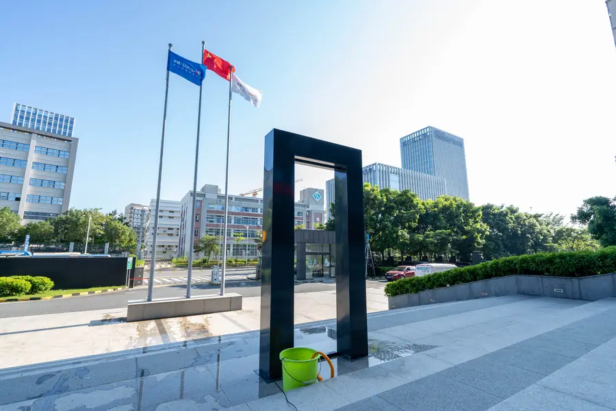 Stainless steel garden sculpture. Original products, high-end customization. Exquisite quality and meticulous service. Your dream, our creation.