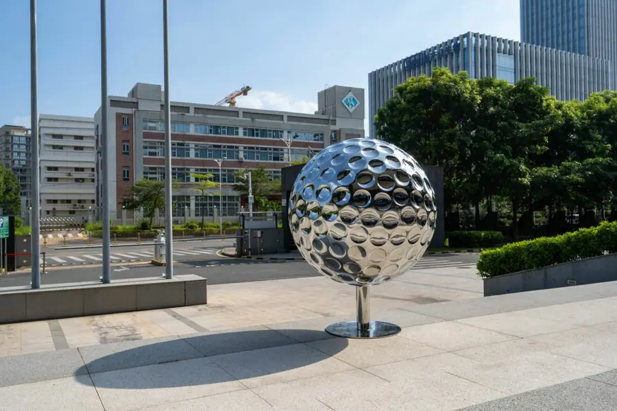 Golf sculpture