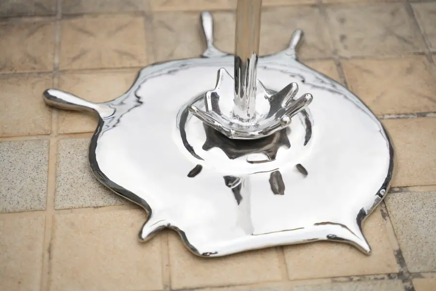 Stainless steel art sculpture. Create unique high-end stainless steel sculptures. The quality is exquisite and the service is unparalleled, letting art give the space its unique charm.