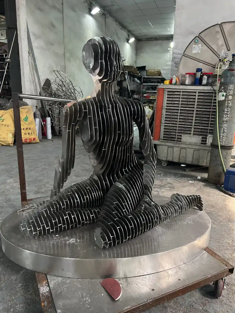 Sculpture artist. Create exquisite stainless steel to suit your unique taste. High-end customization, quality and service coexist.