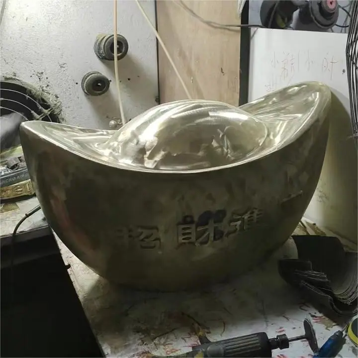 Stainless steel art sculpture. Create unique high-end stainless steel sculptures. The quality is exquisite and the service is unparalleled, letting art give the space its unique charm.