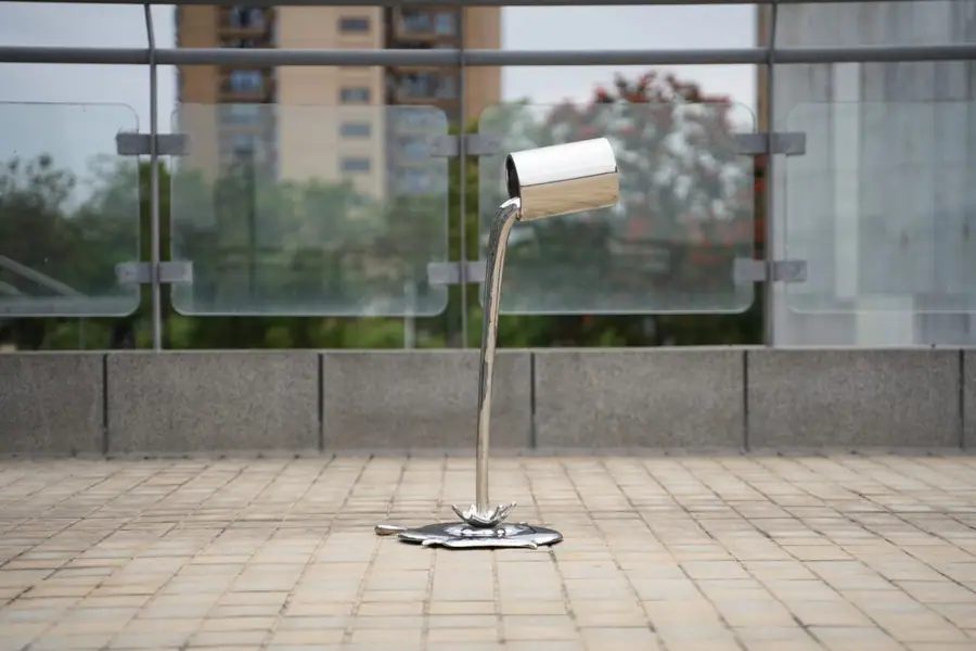 Stainless steel sculpture decoration. Create unique high-end stainless steel sculptures. The quality is exquisite and the service is unparalleled, letting art give the space its unique charm.