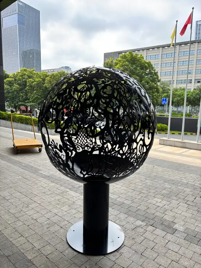 Black Hollow Garden Sphere – 90 cm (35.4 inches)