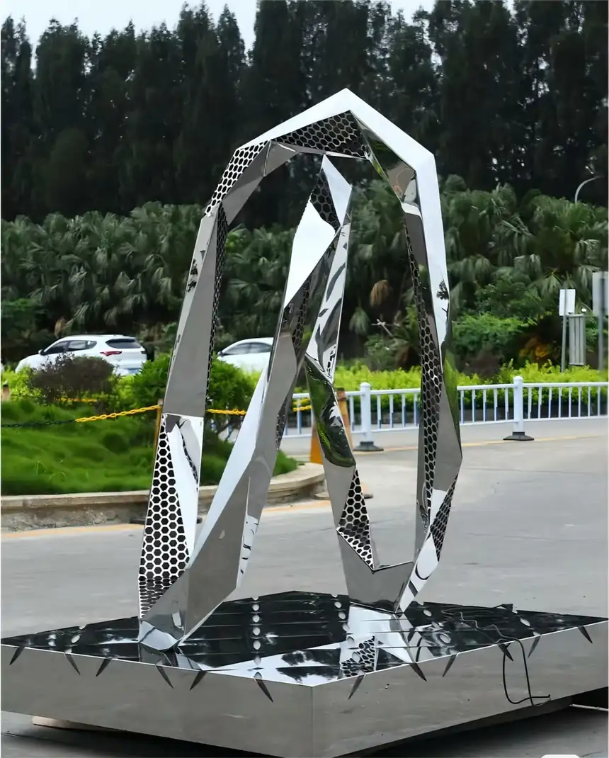 Stainless steel sculpture art. Customized exquisite stainless steel sculptures, quality assurance, create unique artistic beauty for you, focus on details, let art and quality coexist.