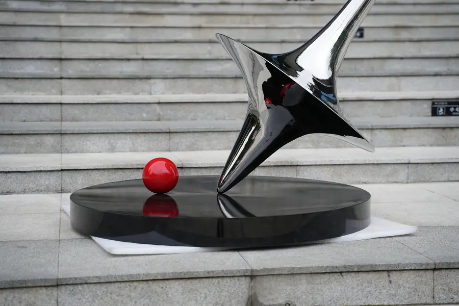 Carving and casting craftsmanship, high-end stainless steel – customized fine sculptures