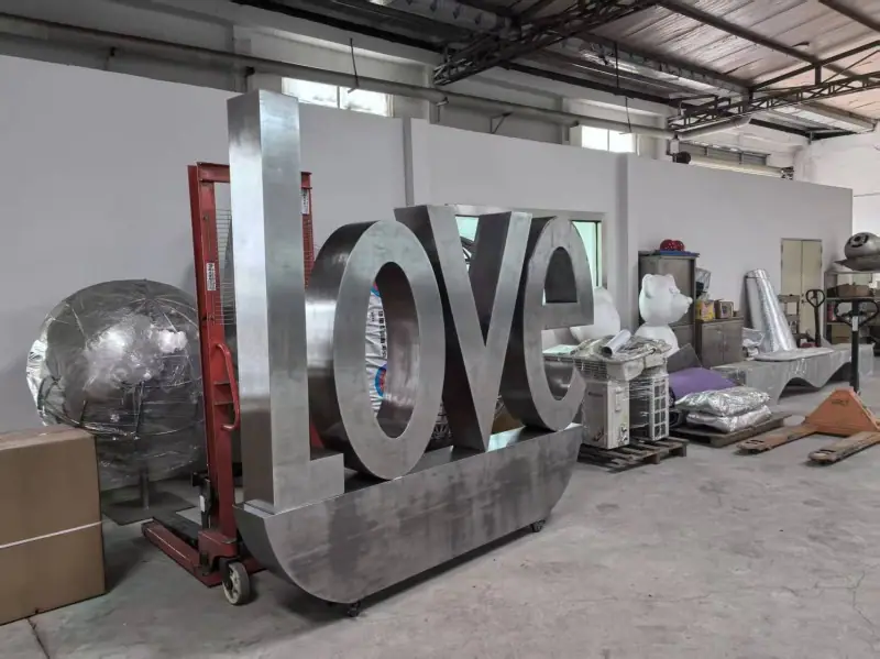 Outdoor LOVE Letter Sculpture (2)