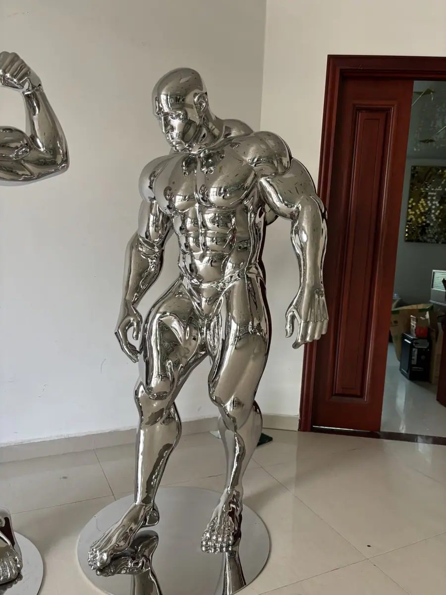 Arnold Schwarzenegger sculpture