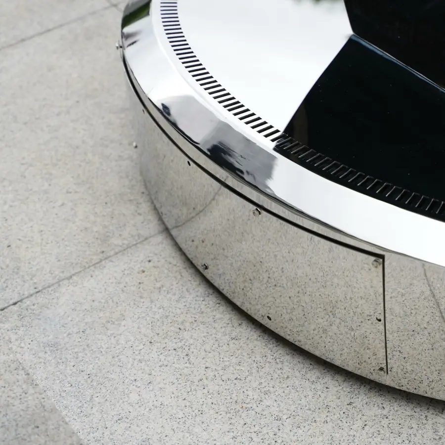 Abstract stainless steel sculpture. Customized exquisite stainless steel sculptures, quality assurance, create unique artistic beauty for you, focus on details, let art and quality coexist.
