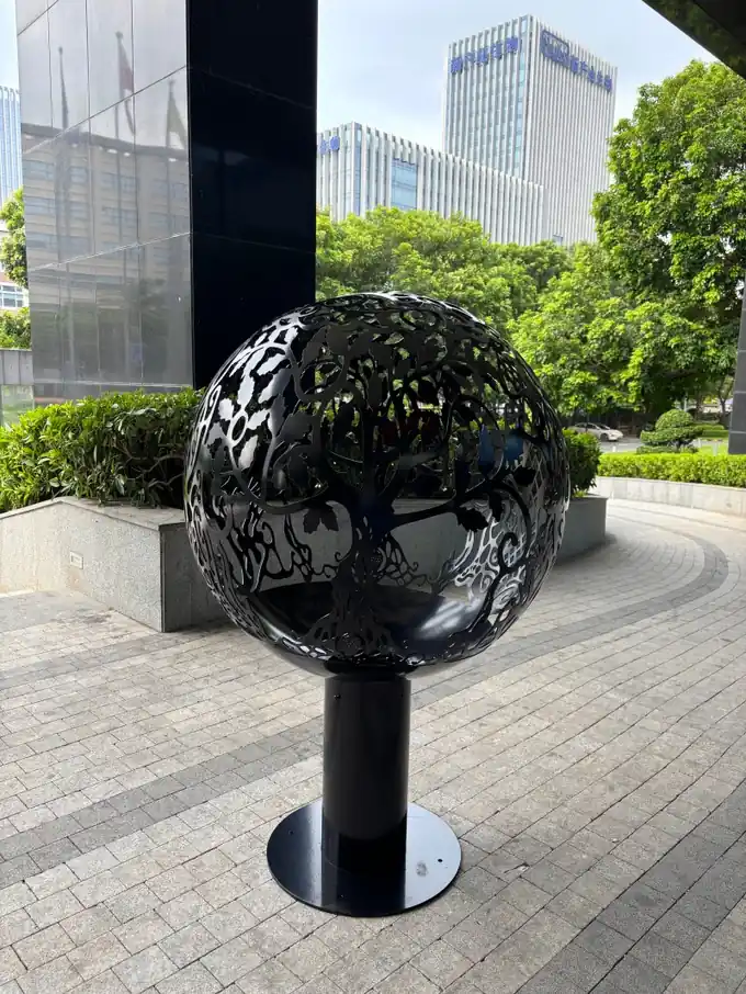 Black Hollow Garden Sphere – 90 cm (35.4 inches)
