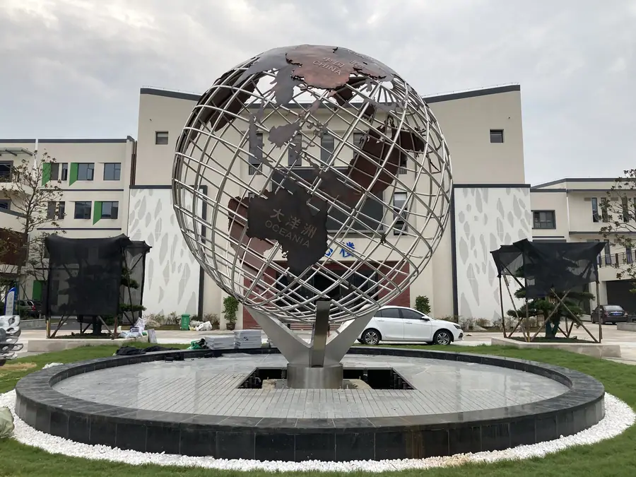 The unique charm of stainless steel square sculpture