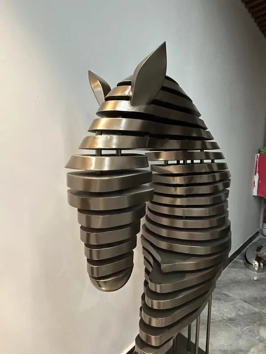 Flake horse head sculpture (10)