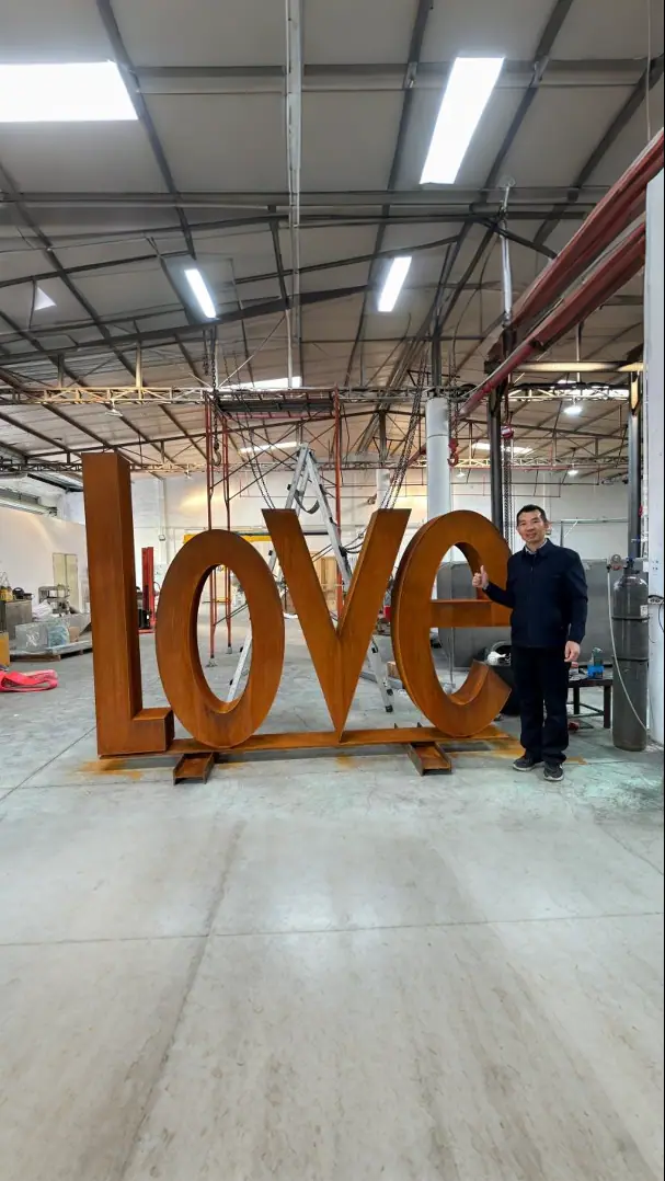 Outdoor LOVE Letter Sculpture (1)