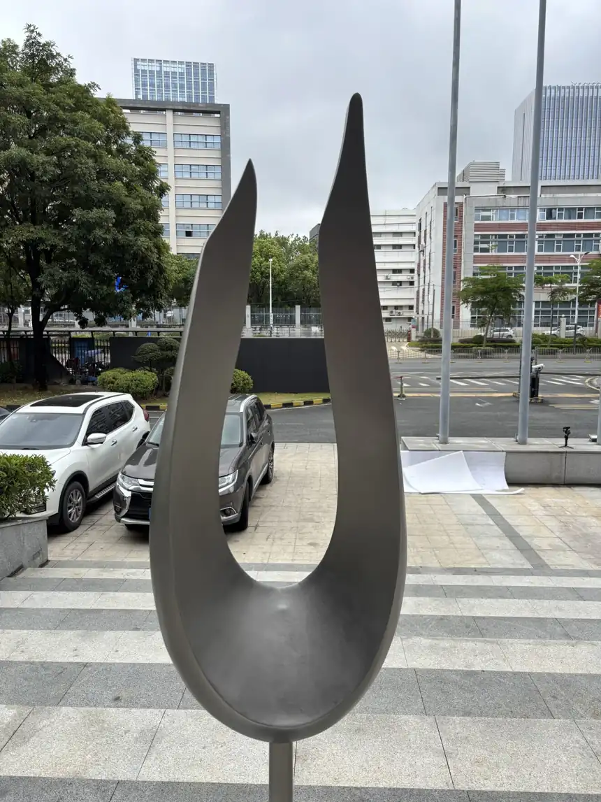 Stainless Steel Modern Outdoor Sculpture – 2m Brushed Swirl Finish