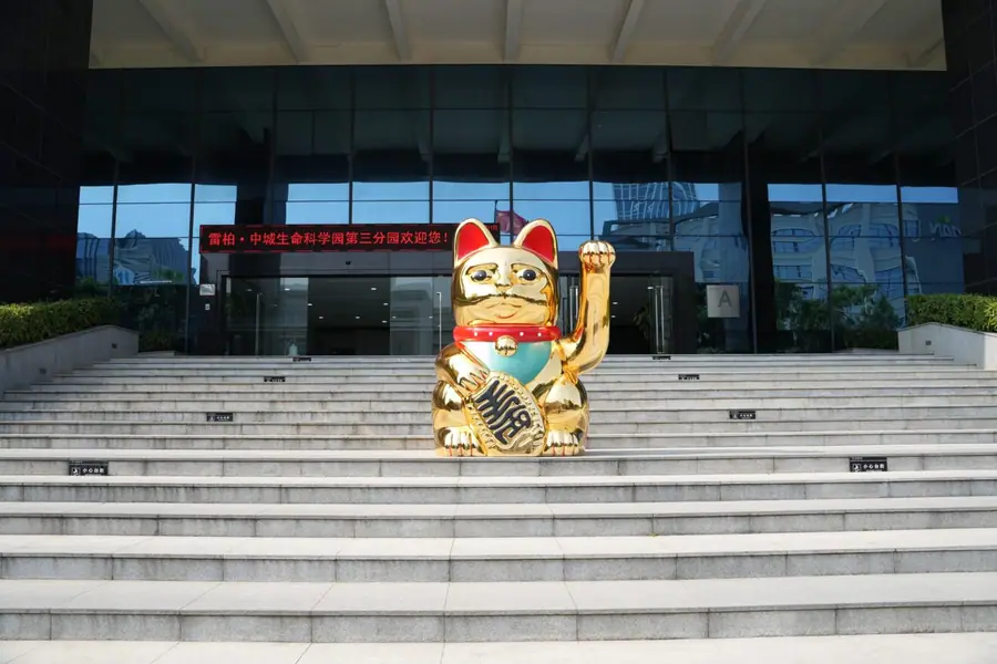 Fortune Cat Sculpture