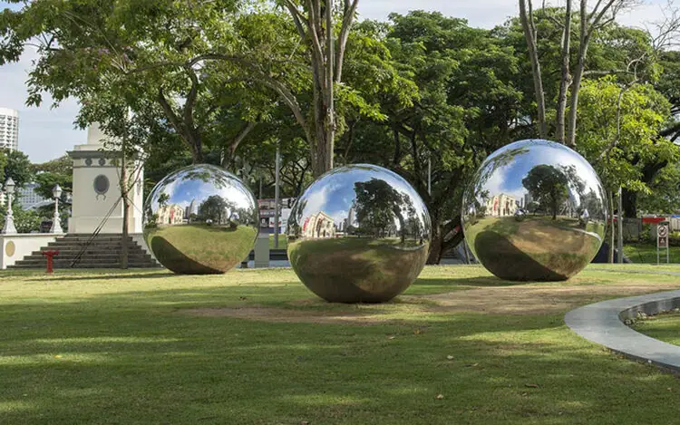 The application of stainless steel sphere sculptures in public spaces, gardens, and urban landscapes interacts with the environment