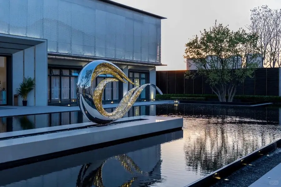 Explain why stainless steel is the superior material for making sculpture?