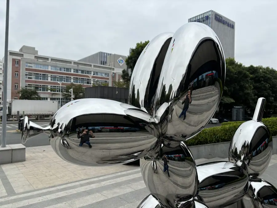 Balloon dog sculpture