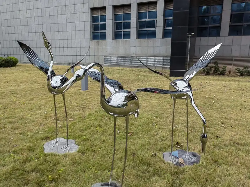 Stainless steel cranes: the beauty of the fusion of modernity and tradition