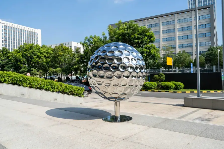 Golf sculpture