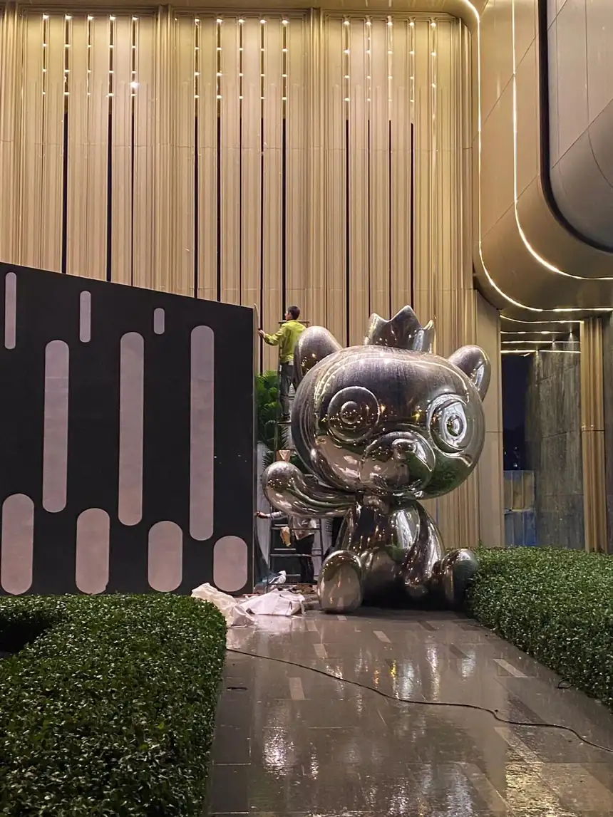 Stainless steel sculpture: the elegant choice of modern home accessories