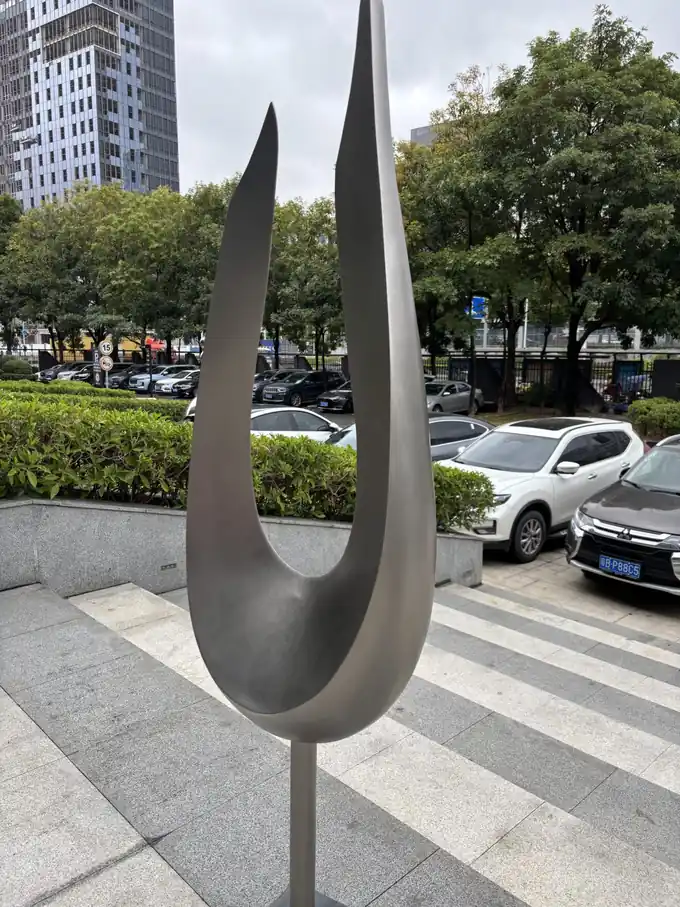 Stainless Steel Modern Outdoor Sculpture – 2m Brushed Swirl Finish