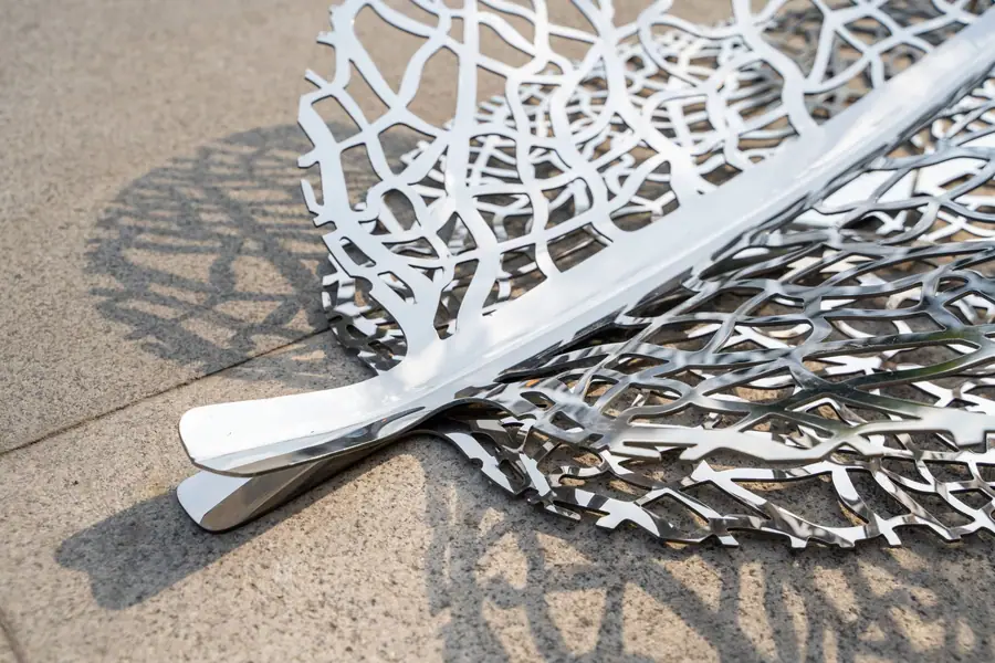 Stainless steel leaf sculpture. Explore unlimited creative possibilities, we are a professional stainless steel sculpture customization factory. Creating unique, personalized sculptural art is our specialty. From concept to reality, we use skilled craftsmanship and exquisite craftsmanship to infuse inspiration and beauty into your space.