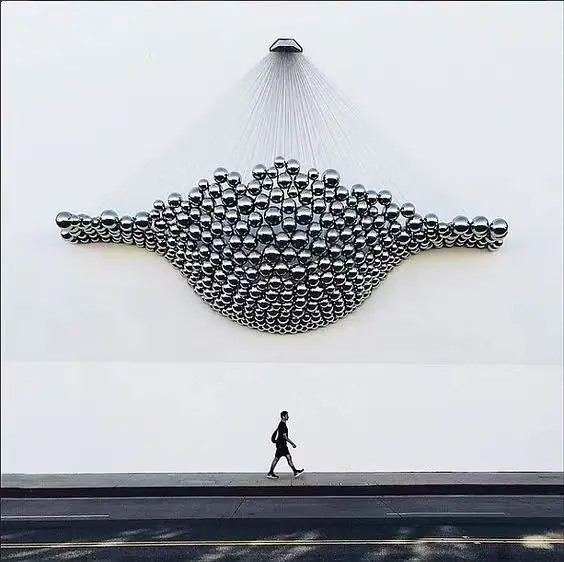Stainless steel sculpture: Create a unique courtyard art space