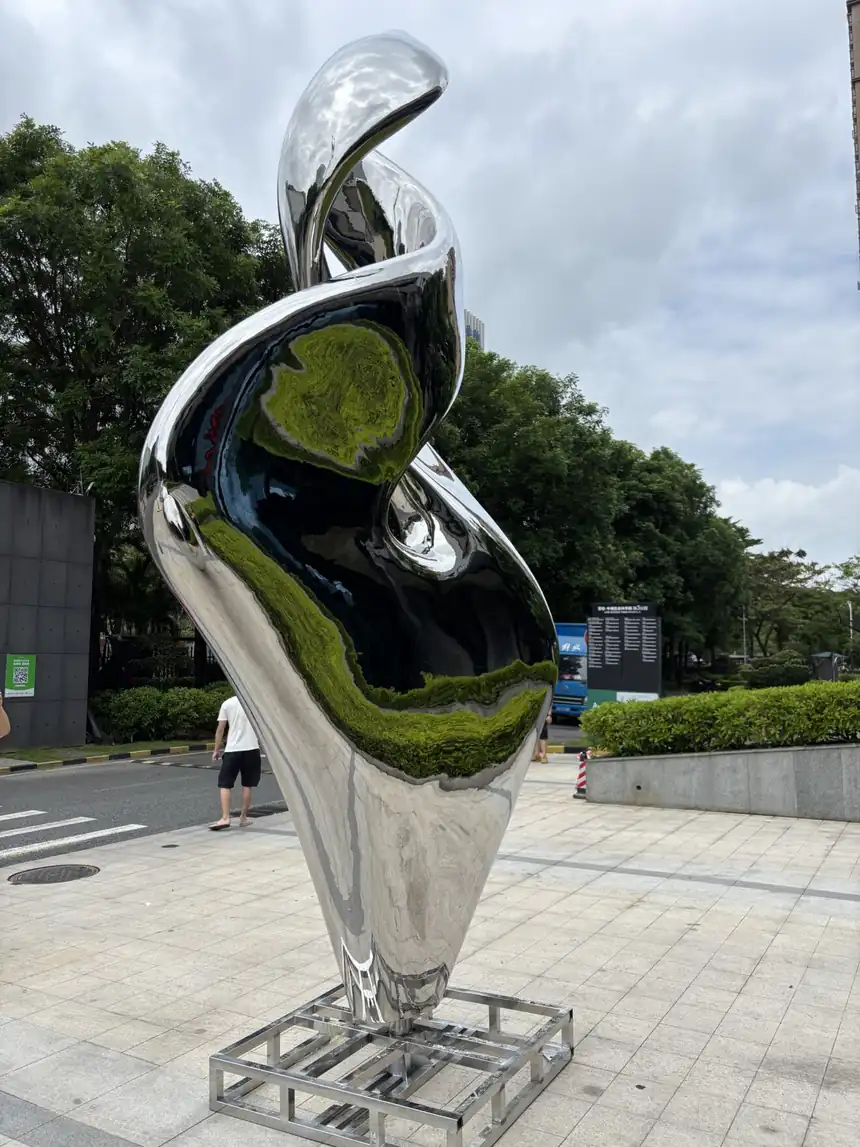 Mirror Polished Stainless Steel Sculpture