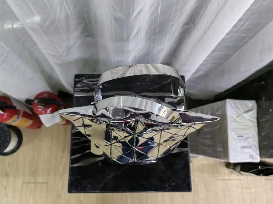Stainless steel tote bag sculpture. Create unique high-end stainless steel sculpture art. The quality is exquisite and the service is unparalleled, letting art give the space its unique charm.