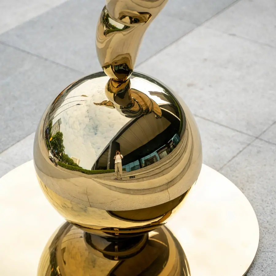 Stainless steel outdoor sculpture. Original products, high-end customization. Exquisite quality and meticulous service. Your dream, our creation.