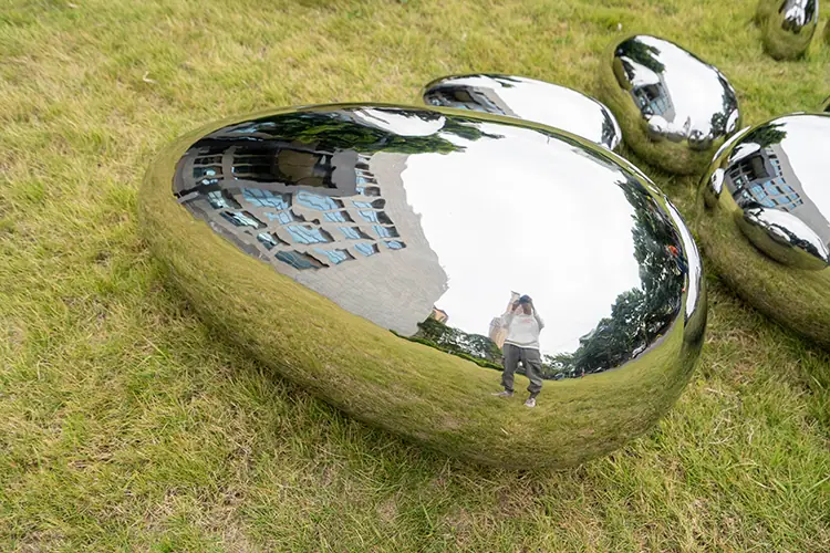 Stainless steel public art. Original products, high-end customization. Exquisite quality and meticulous service. Your dream, our creation.