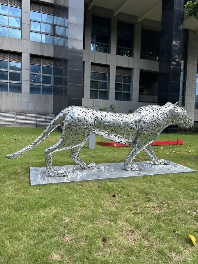 leopard sculpture