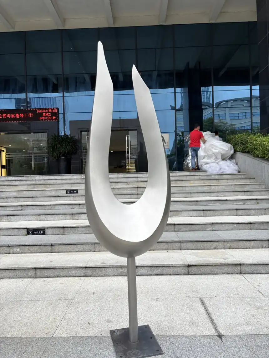 Stainless Steel Modern Outdoor Sculpture – 2m Brushed Swirl Finish