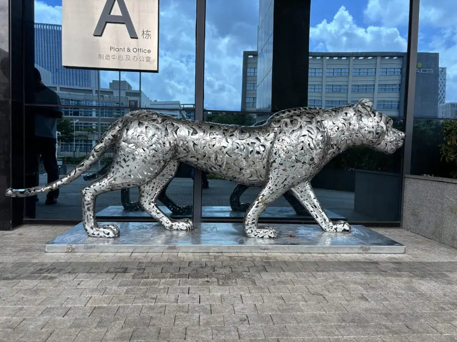 leopard sculpture