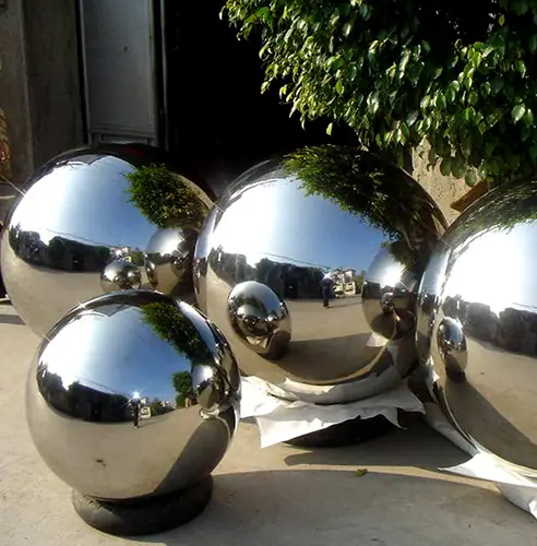 The beauty of light and shadow: The performance and artistic experience of stainless steel sphere sculptures under different lighting conditions are enhanced